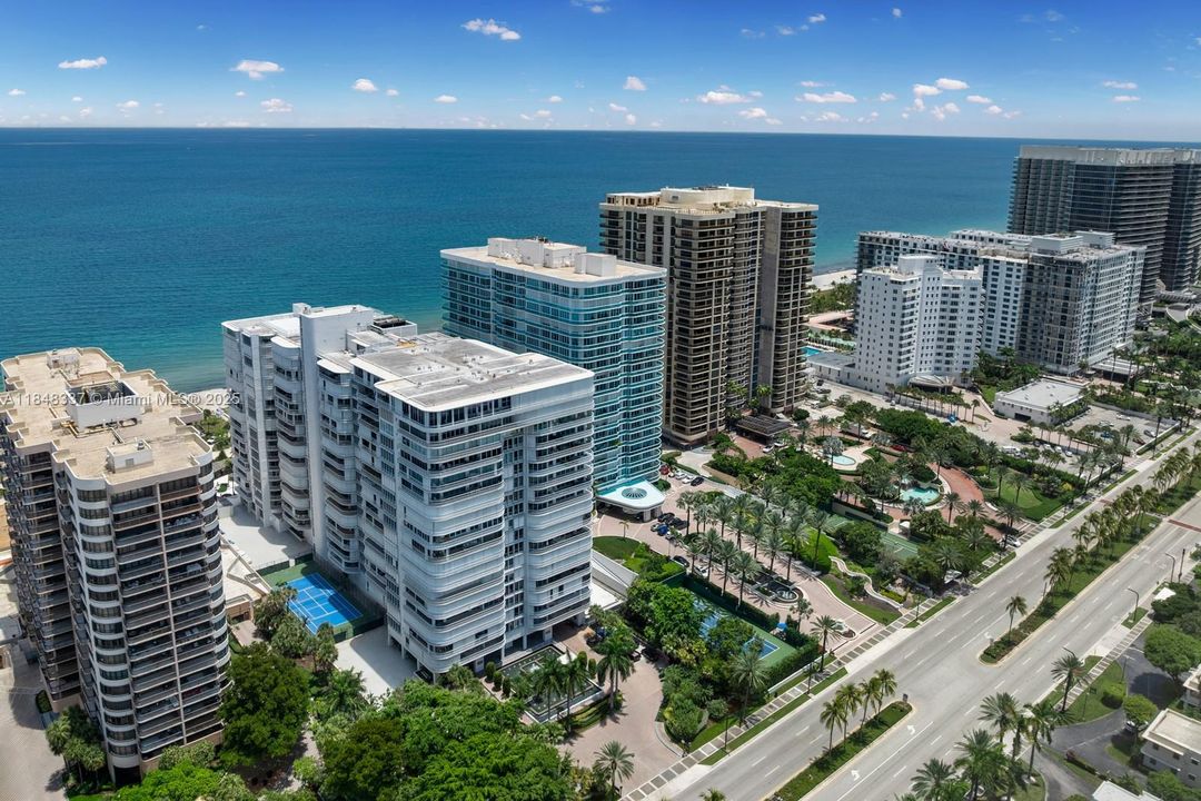 На продажу: $4,950,000 (3 спален, 2 ванн, 3300 Квадратных фут)