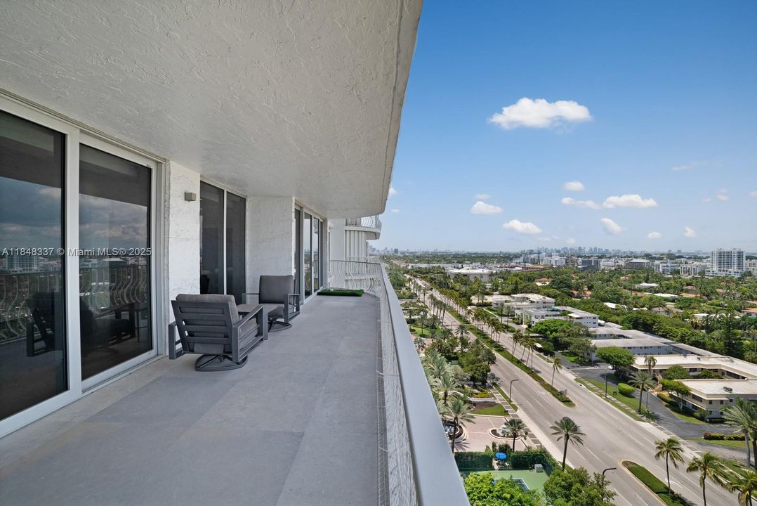 На продажу: $4,950,000 (3 спален, 2 ванн, 3300 Квадратных фут)