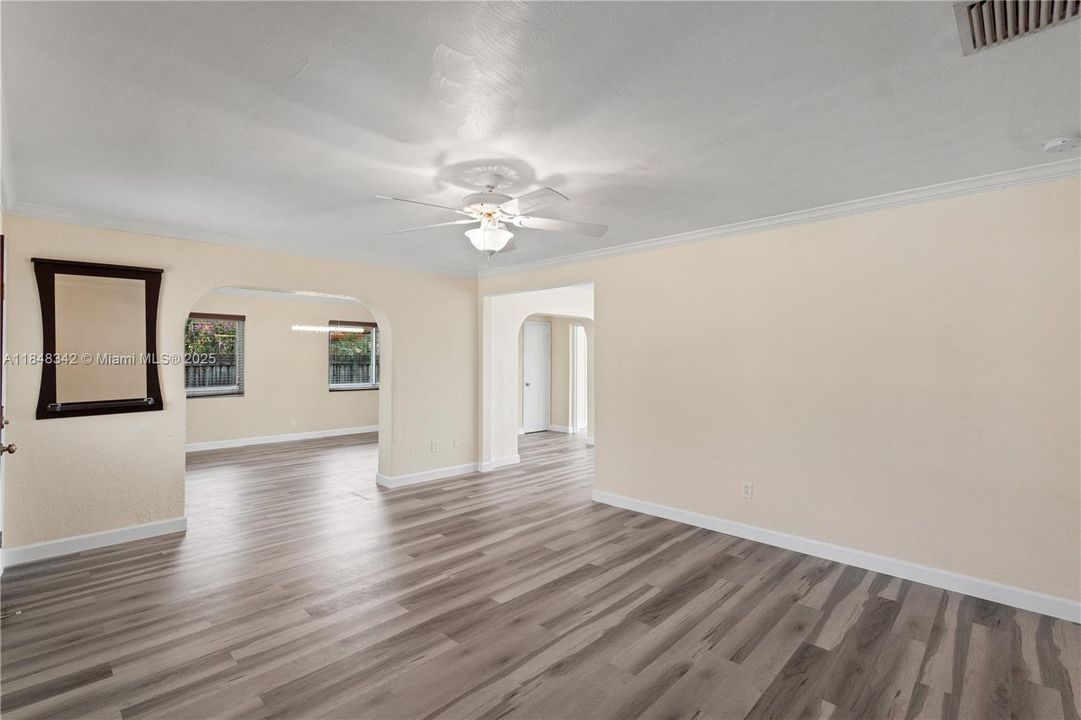 Vendido Recientemente: $920,000 (3 camas, 2 baños, 2094 Pies cuadrados)