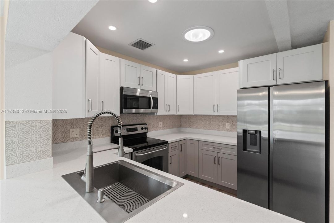 Vendido Recientemente: $920,000 (3 camas, 2 baños, 2094 Pies cuadrados)