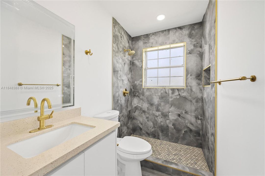 Bath 2, With Golden Faucets and Nitch. Looks amaizing