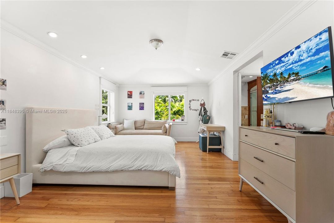 For Sale: $2,650,000 (5 beds, 4 baths, 2962 Square Feet)