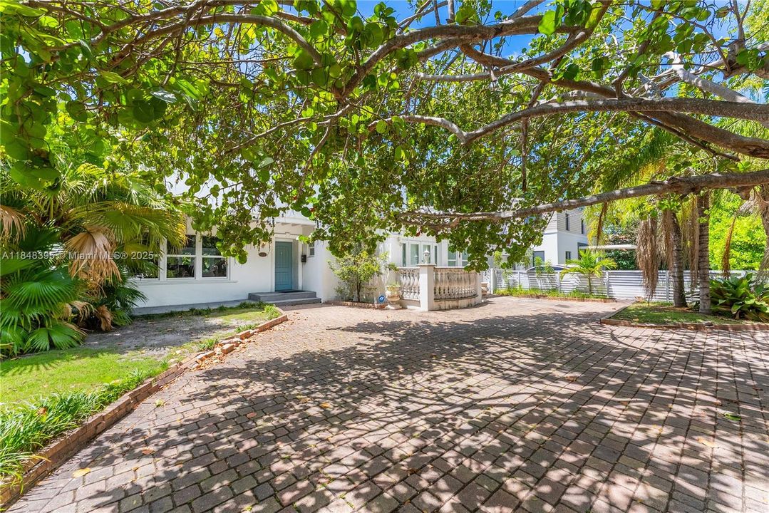 For Sale: $2,650,000 (5 beds, 4 baths, 2962 Square Feet)