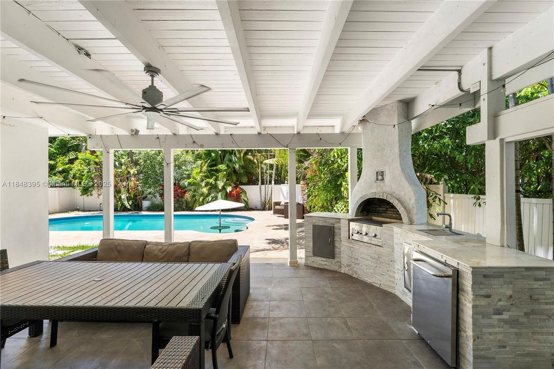 For Sale: $2,650,000 (5 beds, 4 baths, 2962 Square Feet)
