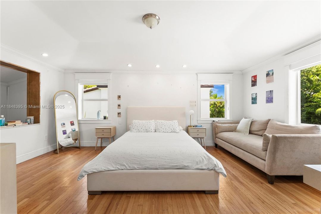 For Sale: $2,650,000 (5 beds, 4 baths, 2962 Square Feet)