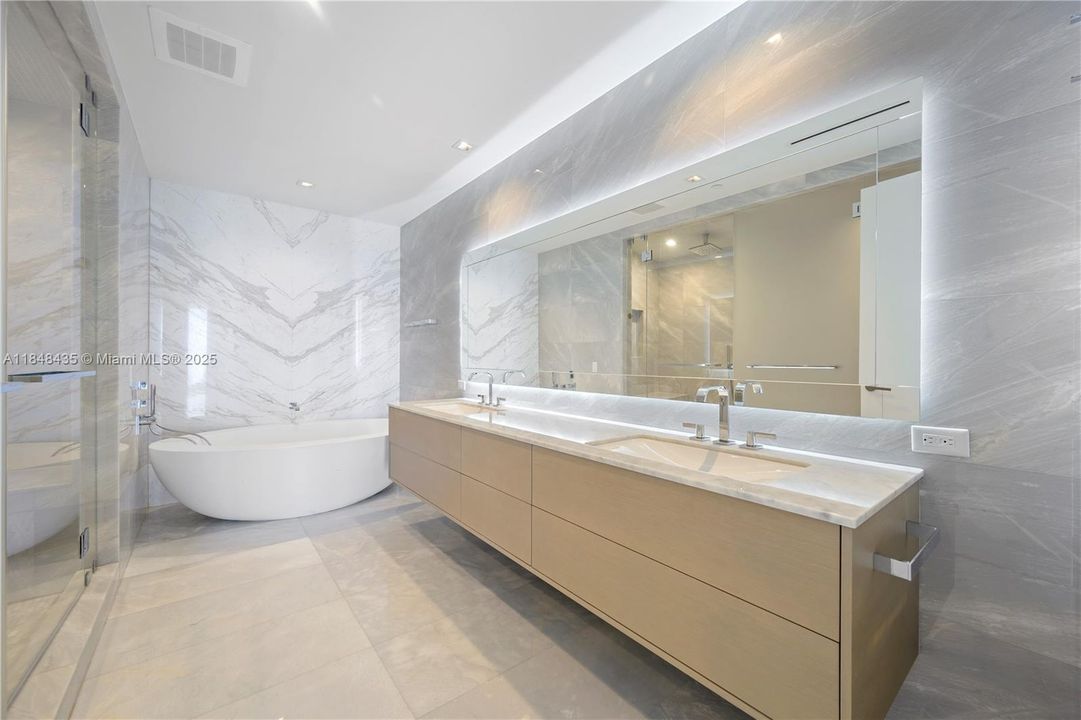 Recently Sold: $5,650,000 (3 beds, 4 baths, 3110 Square Feet)