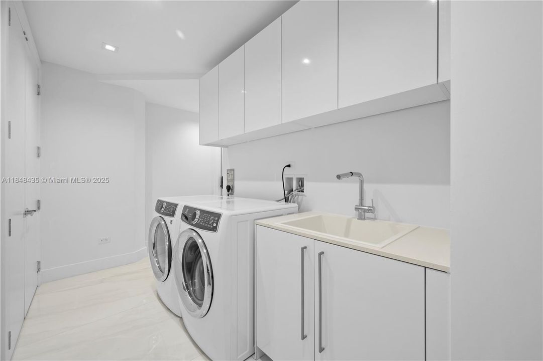 Recently Sold: $5,650,000 (3 beds, 4 baths, 3110 Square Feet)