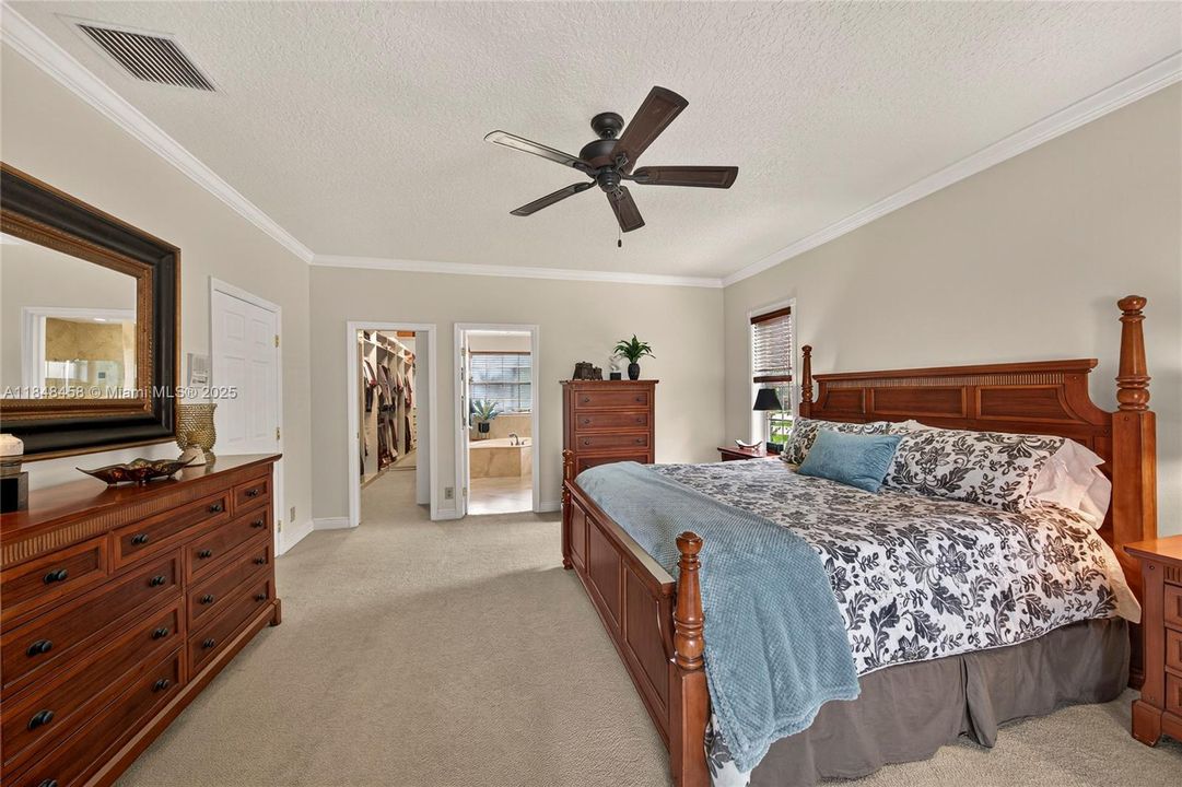 最近售出: $899,900 (4 贝兹, 2 浴室, 2444 平方英尺)