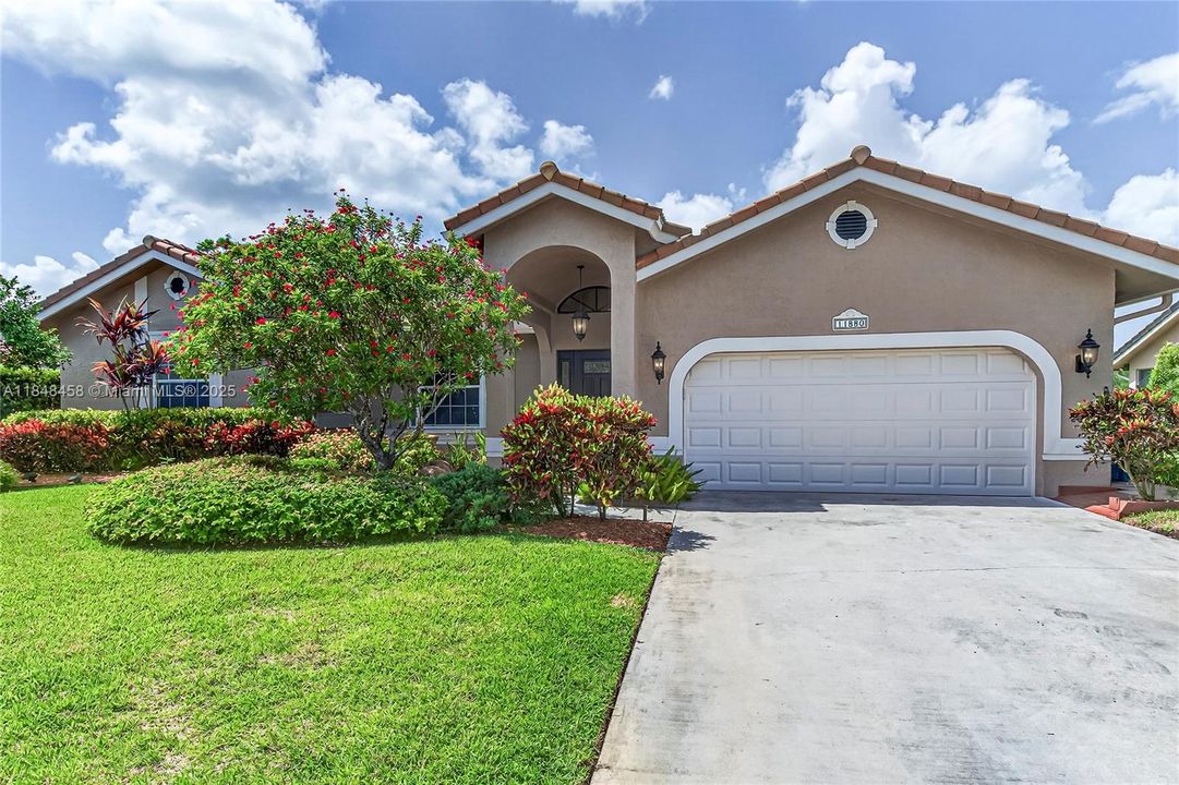 最近售出: $899,900 (4 贝兹, 2 浴室, 2444 平方英尺)