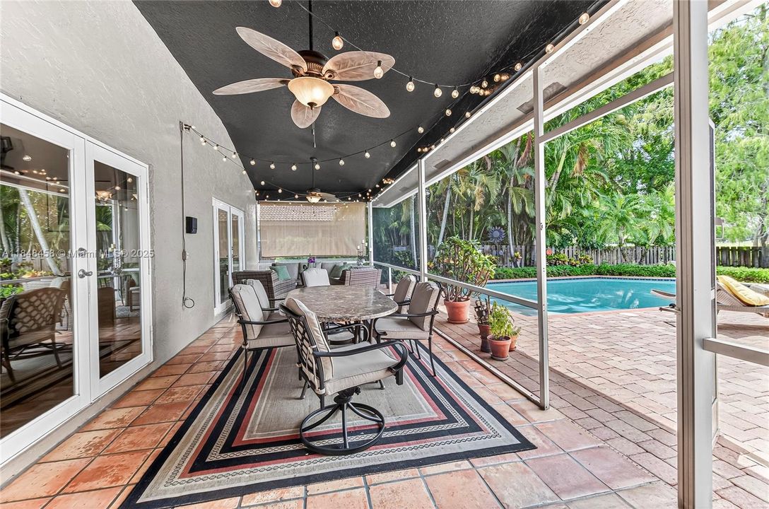 最近售出: $899,900 (4 贝兹, 2 浴室, 2444 平方英尺)