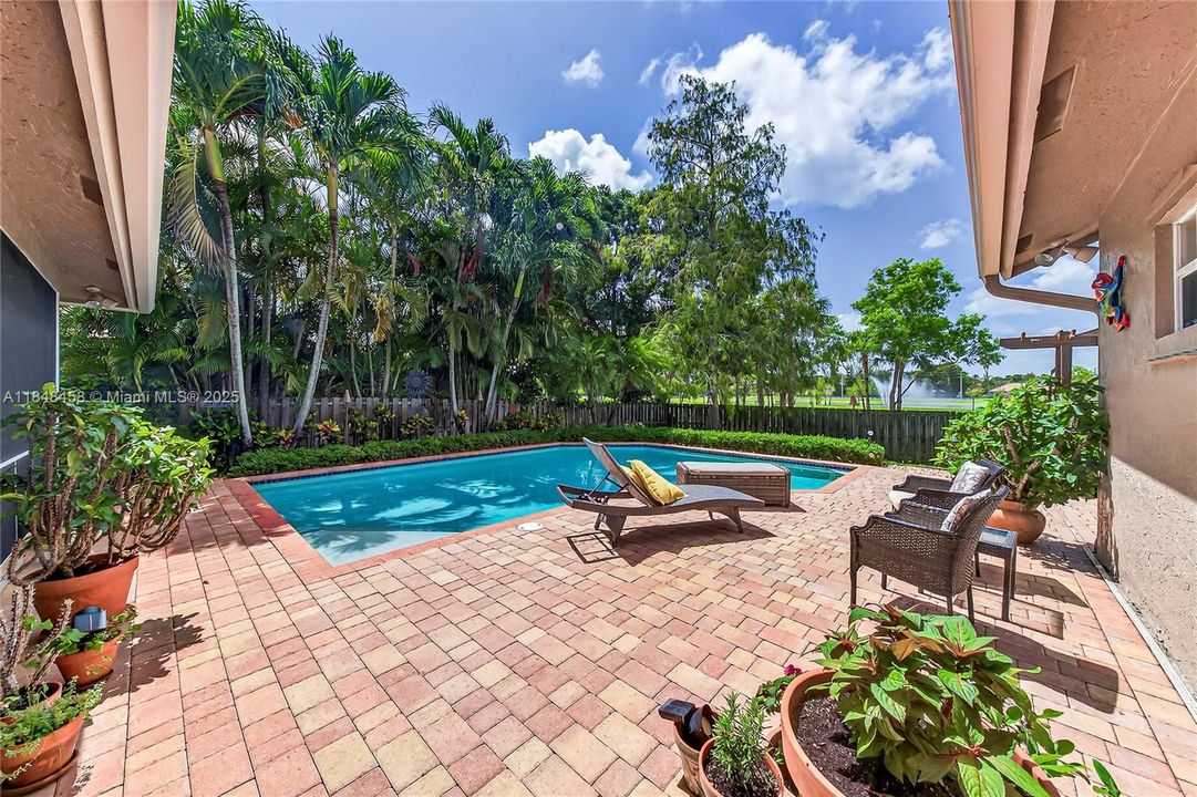 最近售出: $899,900 (4 贝兹, 2 浴室, 2444 平方英尺)