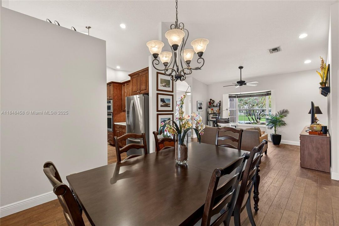 最近售出: $899,900 (4 贝兹, 2 浴室, 2444 平方英尺)