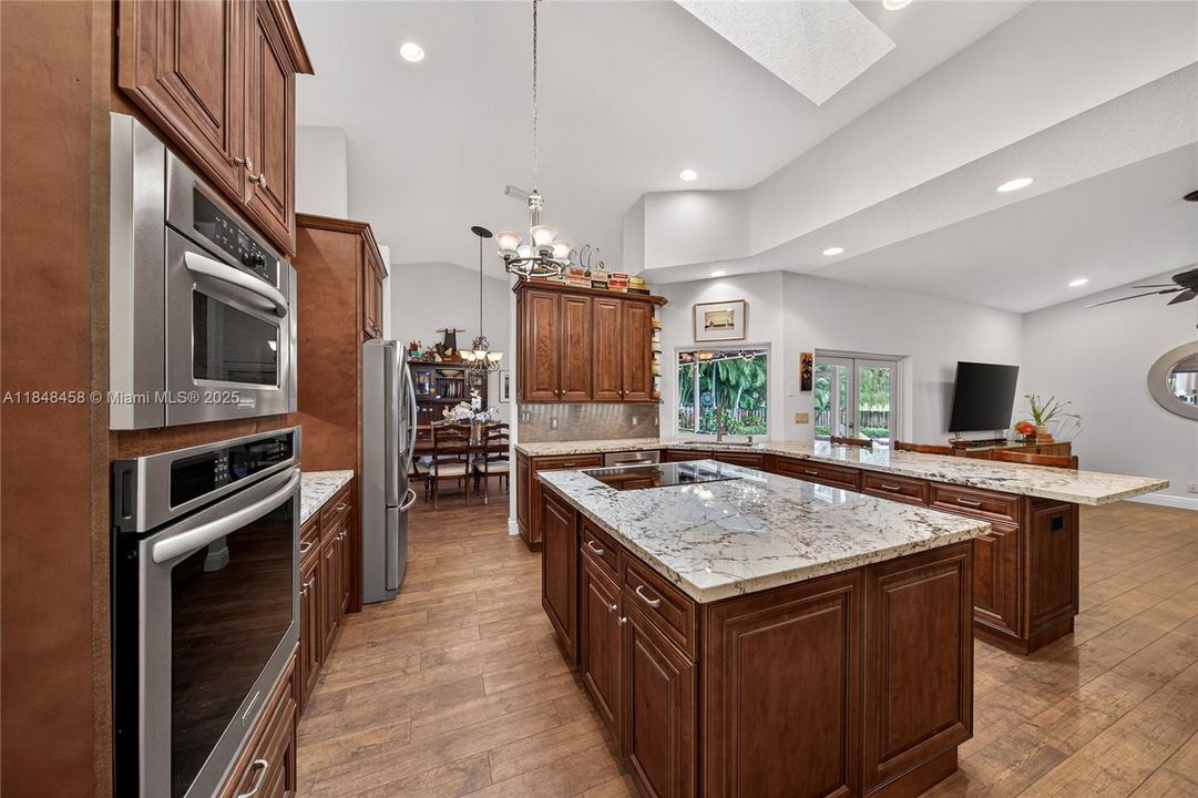 最近售出: $899,900 (4 贝兹, 2 浴室, 2444 平方英尺)