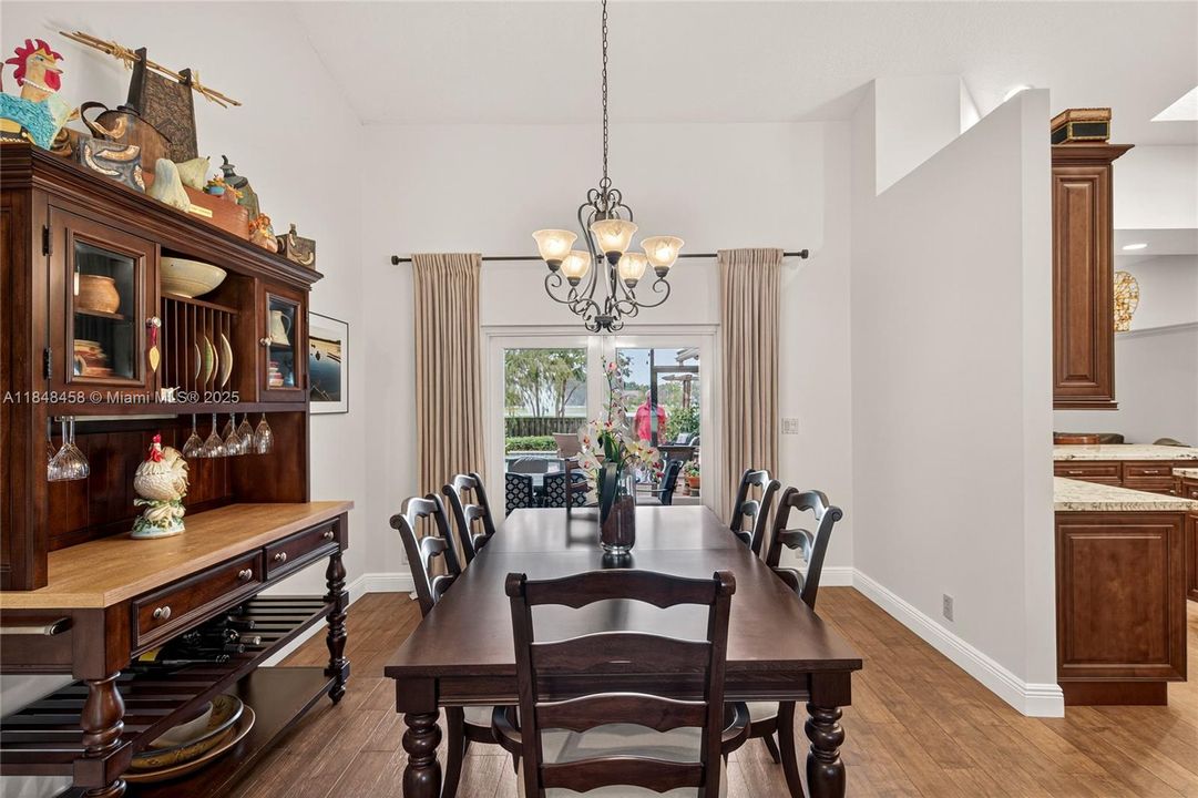 最近售出: $899,900 (4 贝兹, 2 浴室, 2444 平方英尺)