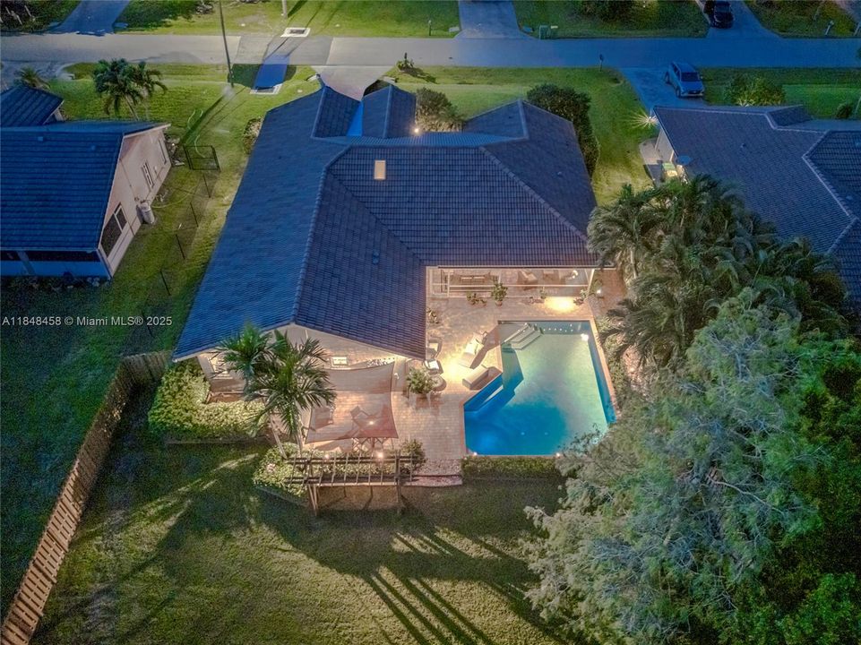 最近售出: $899,900 (4 贝兹, 2 浴室, 2444 平方英尺)