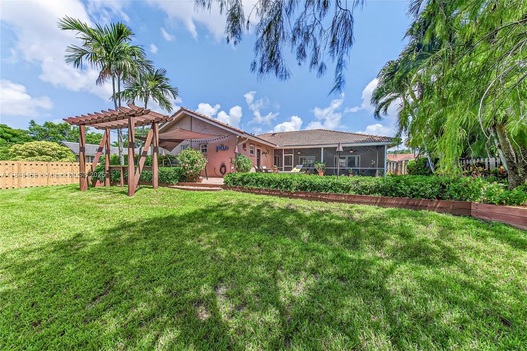 最近售出: $899,900 (4 贝兹, 2 浴室, 2444 平方英尺)