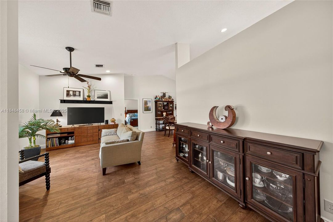 最近售出: $899,900 (4 贝兹, 2 浴室, 2444 平方英尺)