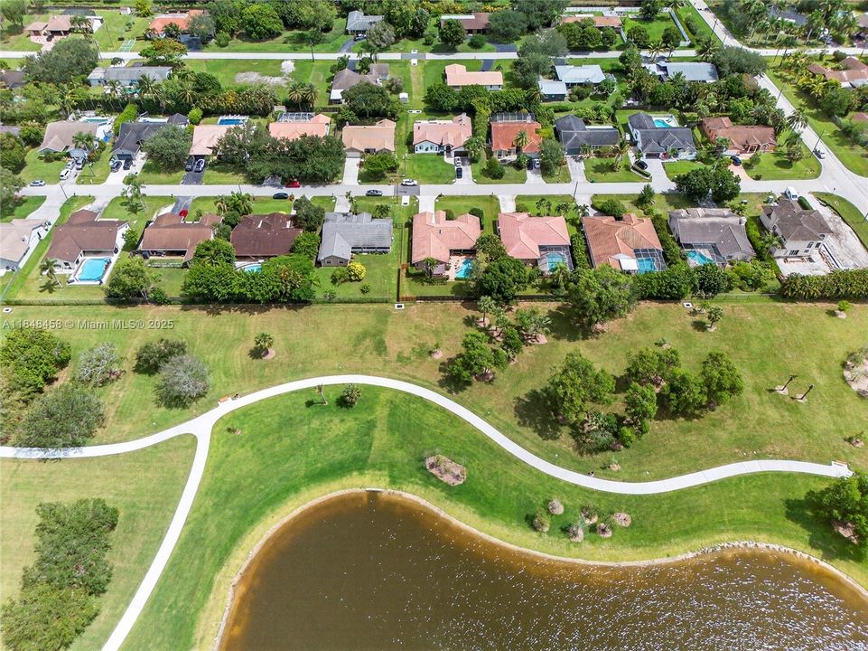 最近售出: $899,900 (4 贝兹, 2 浴室, 2444 平方英尺)