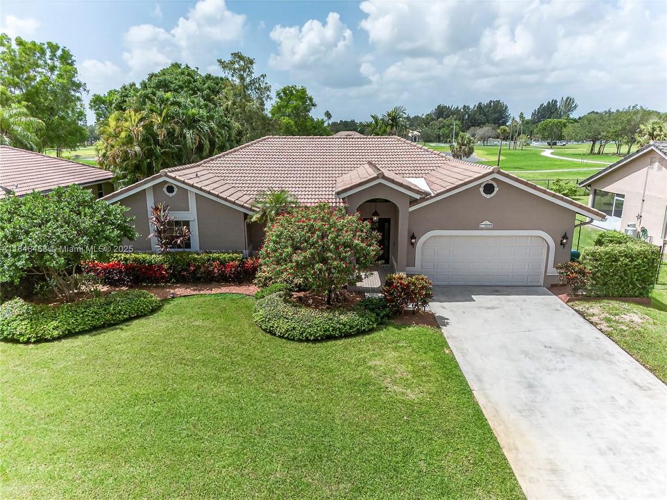 最近售出: $899,900 (4 贝兹, 2 浴室, 2444 平方英尺)