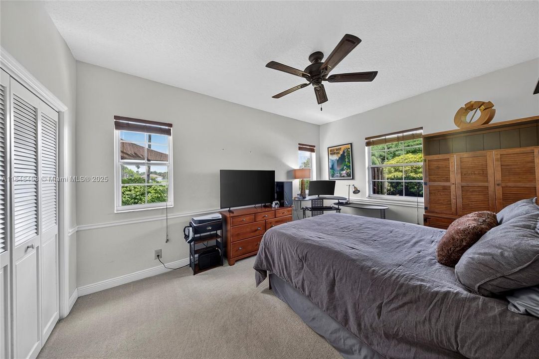 最近售出: $899,900 (4 贝兹, 2 浴室, 2444 平方英尺)