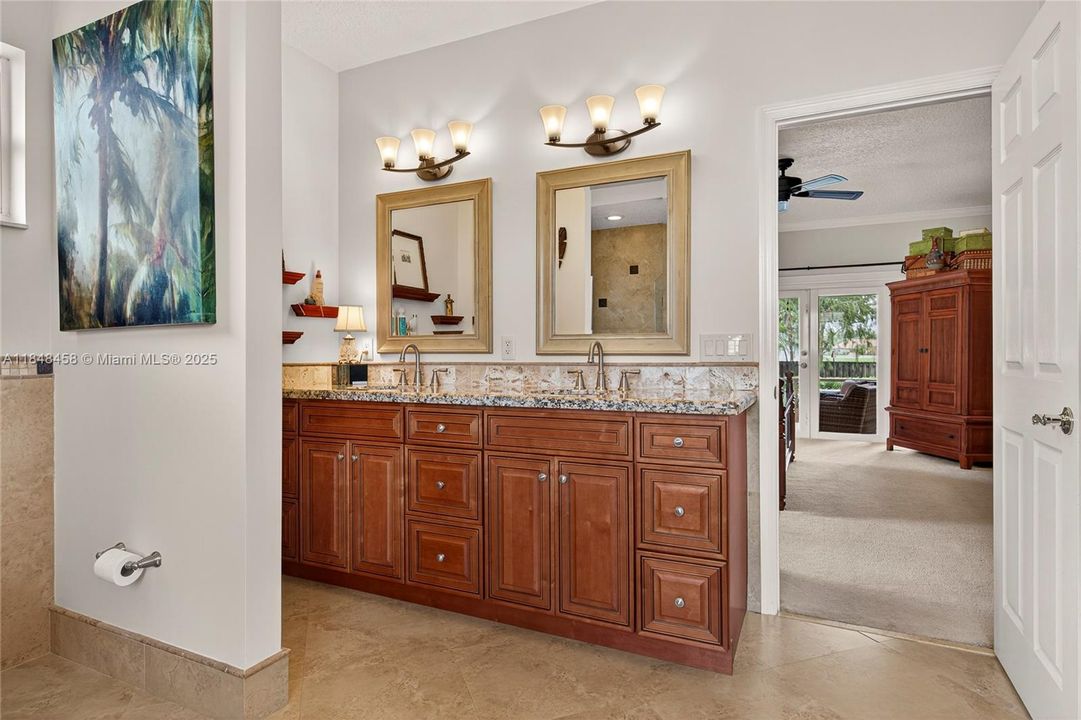 最近售出: $899,900 (4 贝兹, 2 浴室, 2444 平方英尺)