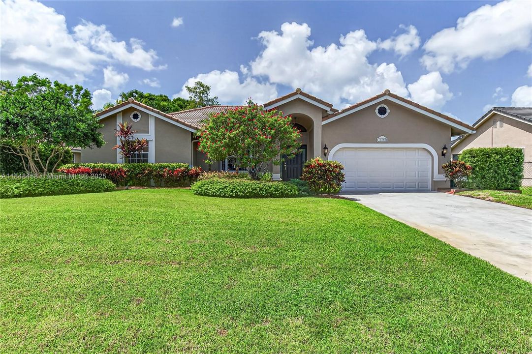 最近售出: $899,900 (4 贝兹, 2 浴室, 2444 平方英尺)