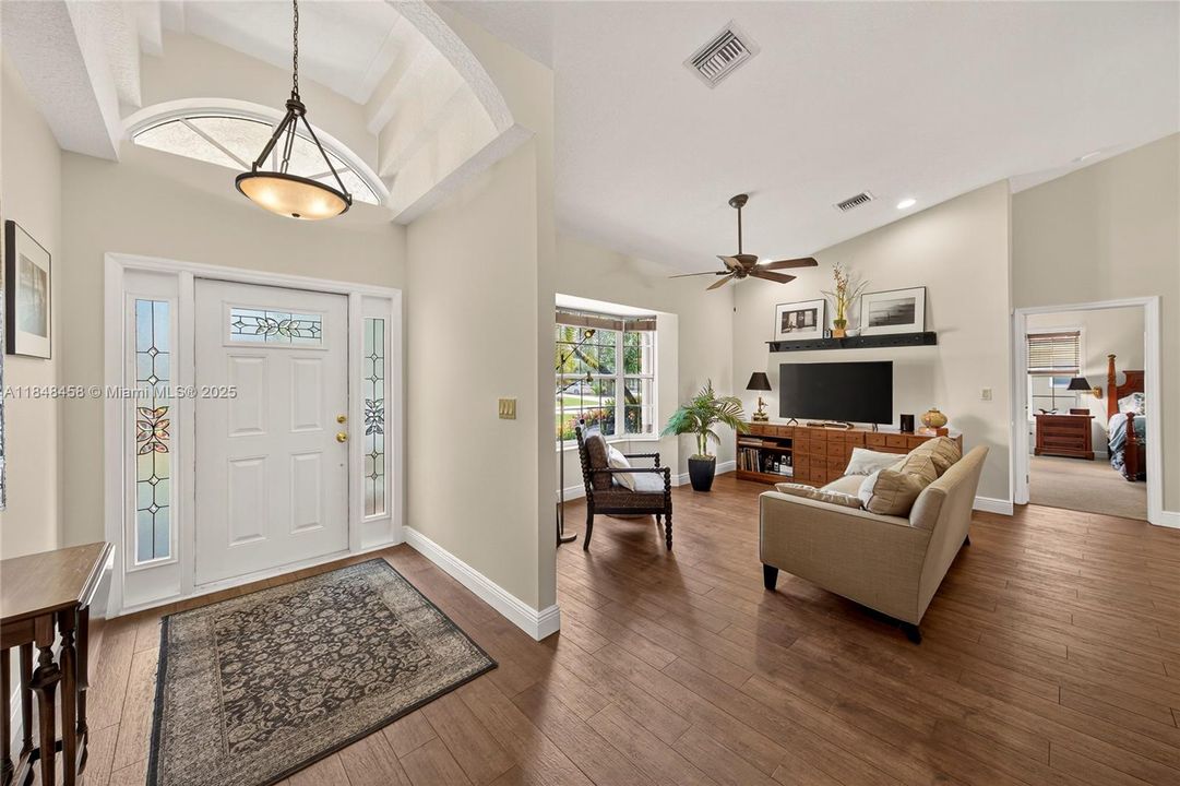 最近售出: $899,900 (4 贝兹, 2 浴室, 2444 平方英尺)