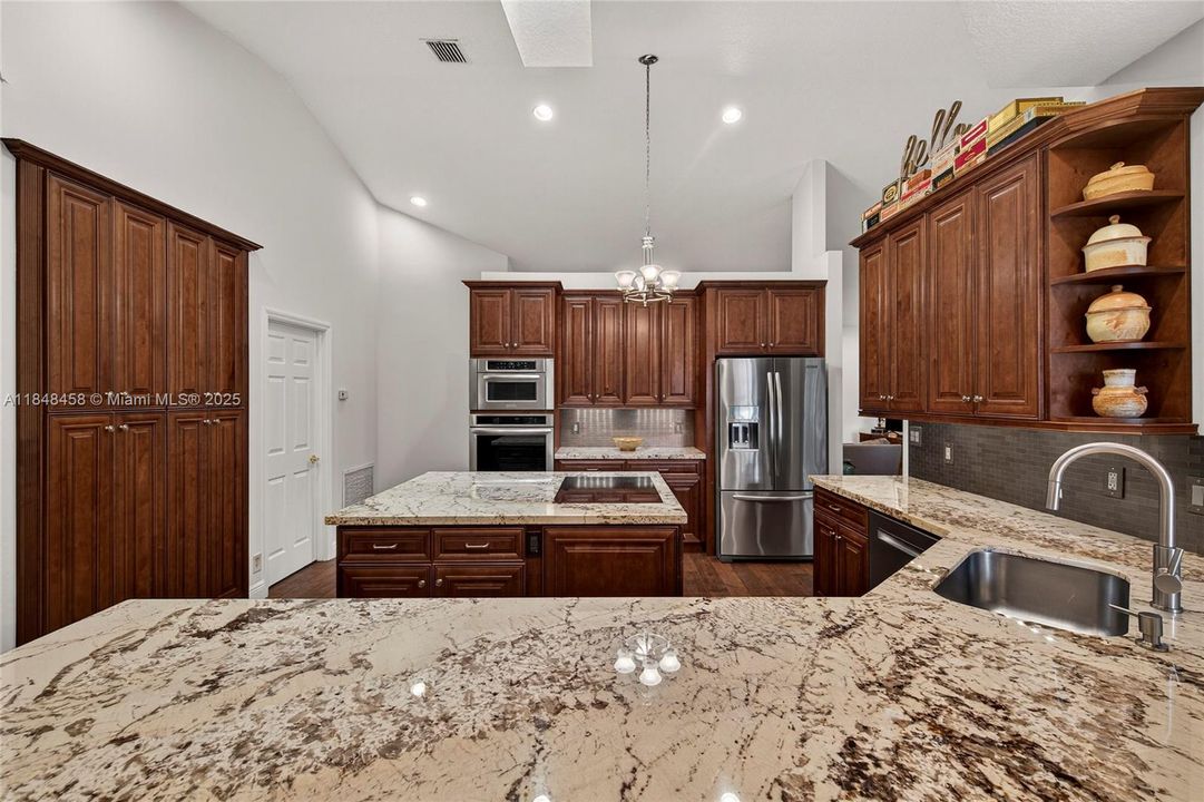 最近售出: $899,900 (4 贝兹, 2 浴室, 2444 平方英尺)