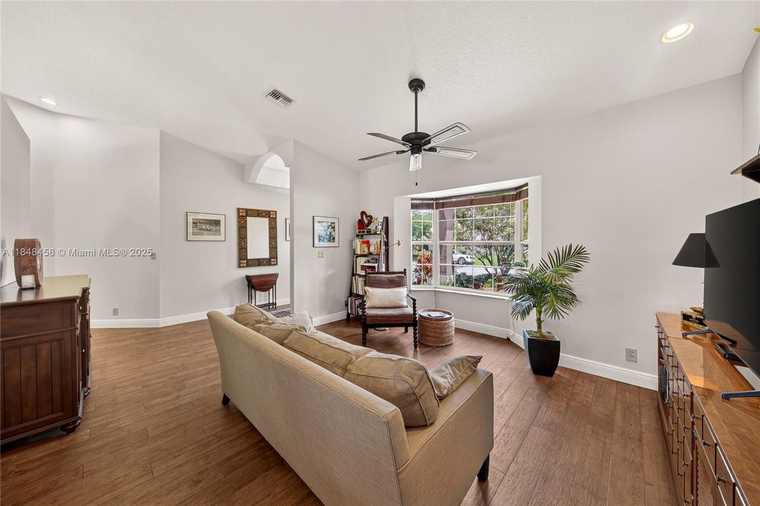 最近售出: $899,900 (4 贝兹, 2 浴室, 2444 平方英尺)