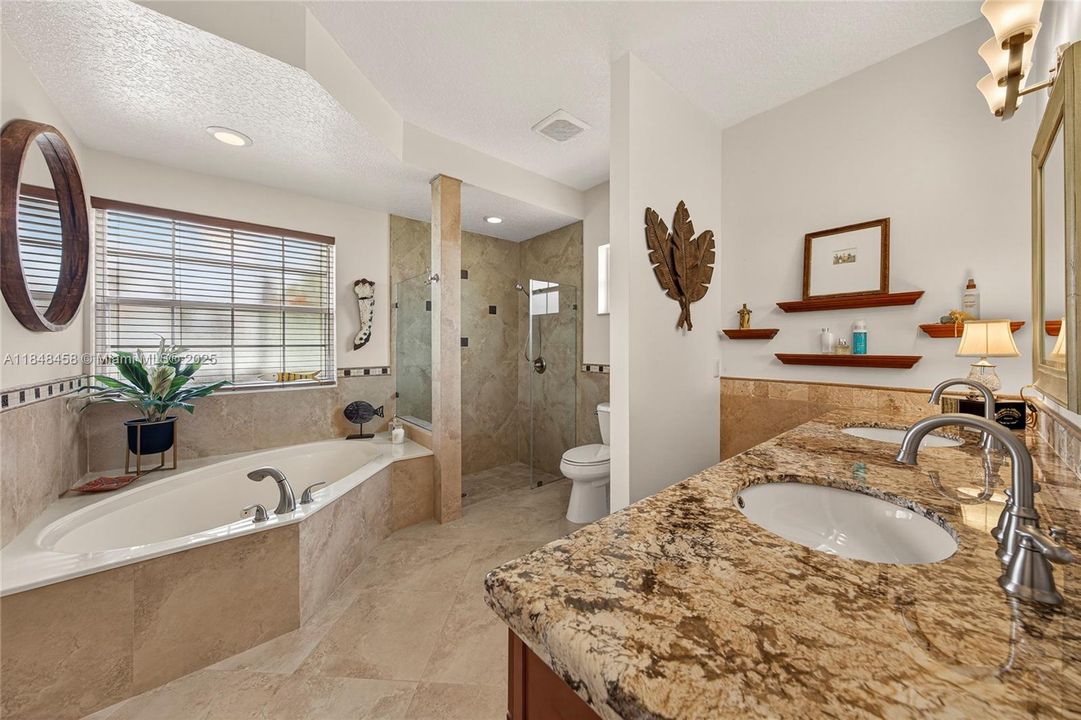 最近售出: $899,900 (4 贝兹, 2 浴室, 2444 平方英尺)