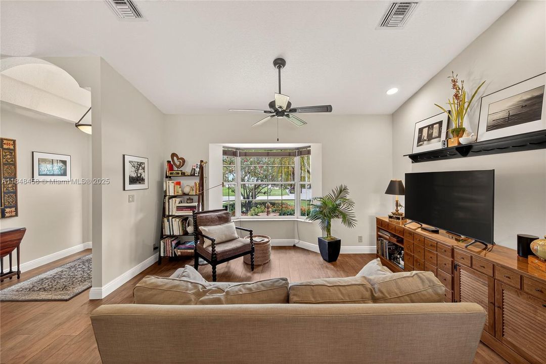 最近售出: $899,900 (4 贝兹, 2 浴室, 2444 平方英尺)