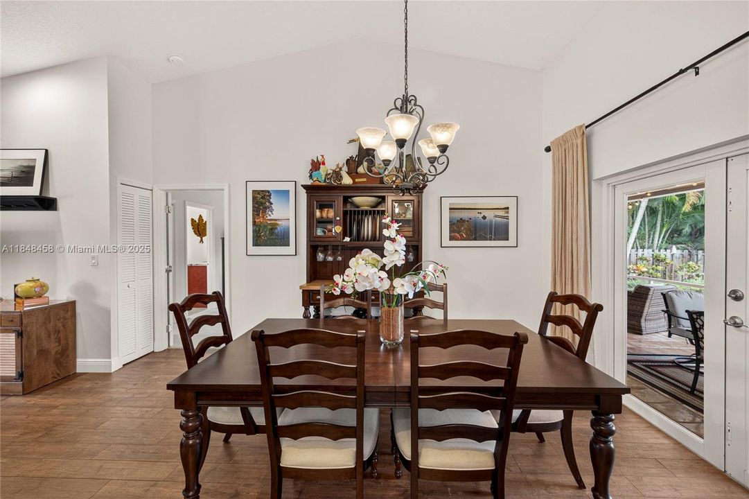 最近售出: $899,900 (4 贝兹, 2 浴室, 2444 平方英尺)