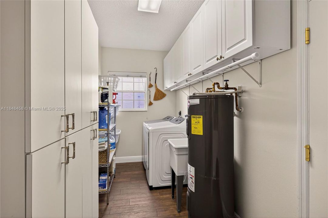 最近售出: $899,900 (4 贝兹, 2 浴室, 2444 平方英尺)