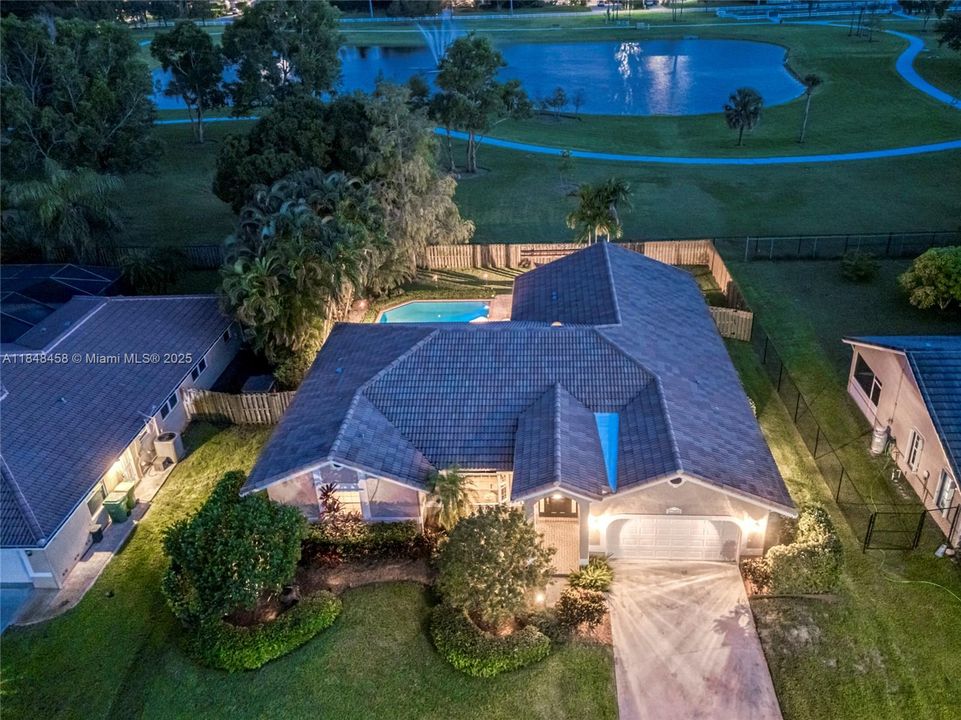 最近售出: $899,900 (4 贝兹, 2 浴室, 2444 平方英尺)