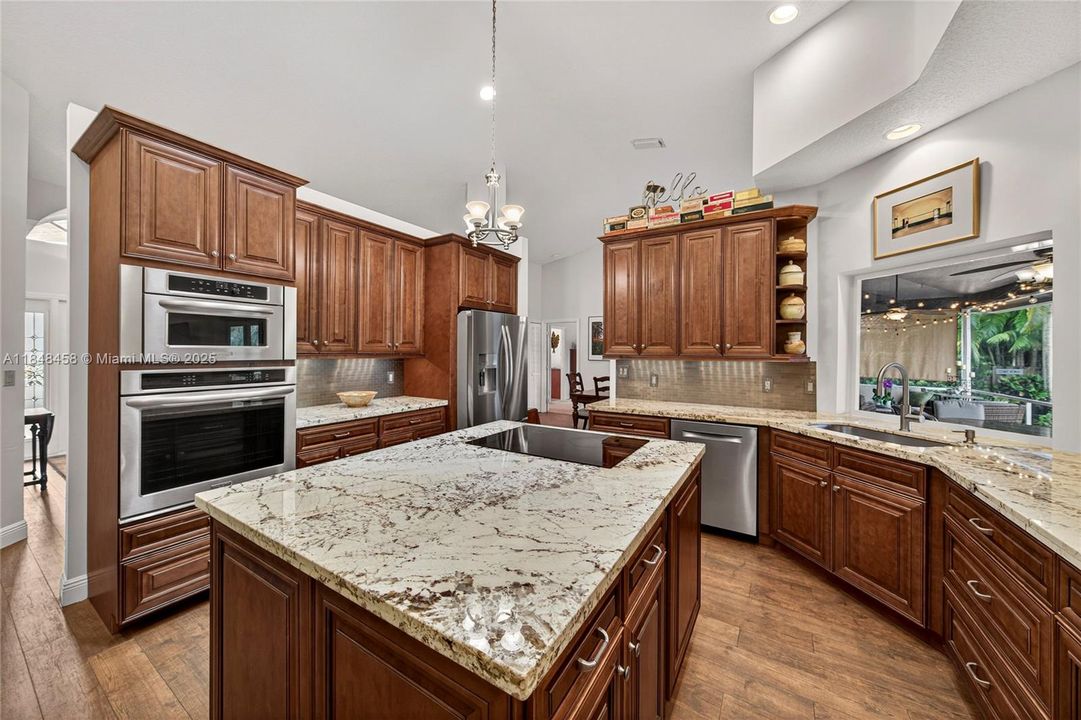 最近售出: $899,900 (4 贝兹, 2 浴室, 2444 平方英尺)