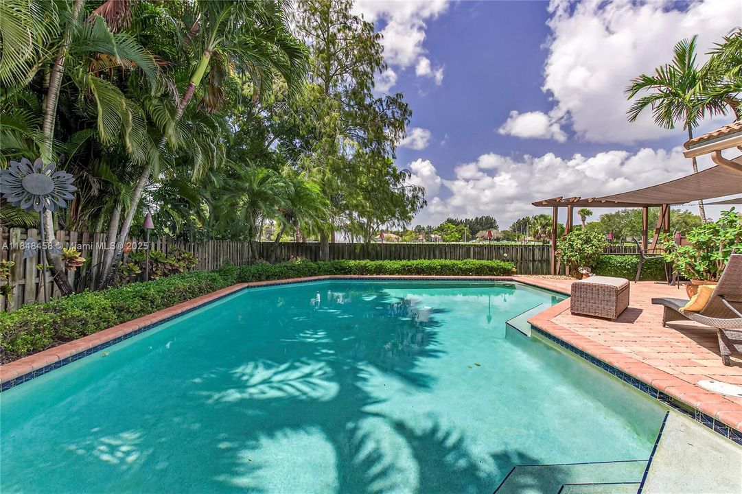 最近售出: $899,900 (4 贝兹, 2 浴室, 2444 平方英尺)