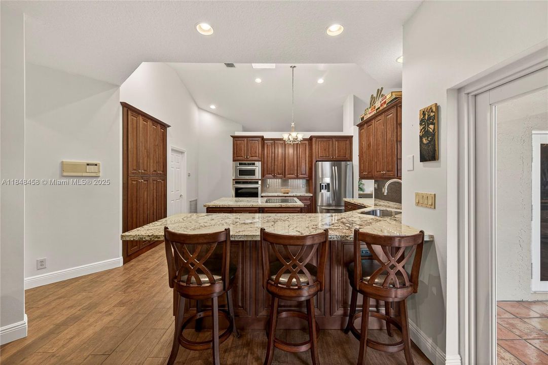 最近售出: $899,900 (4 贝兹, 2 浴室, 2444 平方英尺)