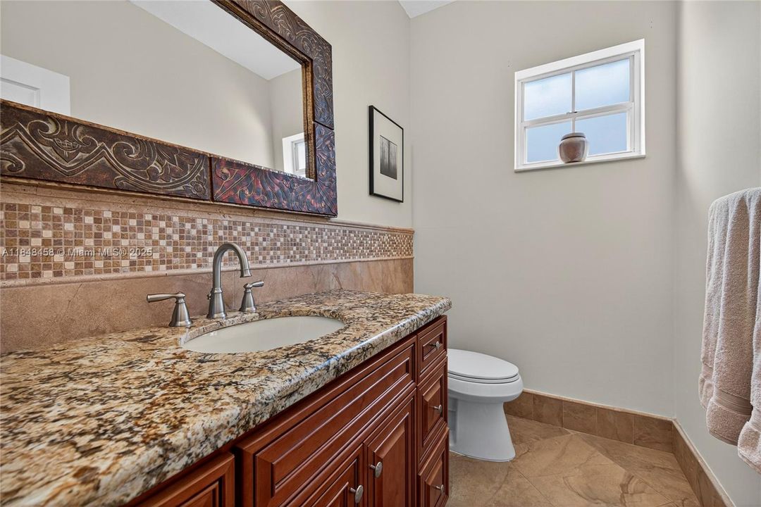 最近售出: $899,900 (4 贝兹, 2 浴室, 2444 平方英尺)