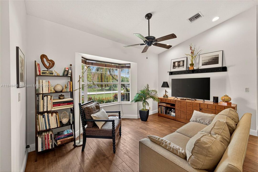 最近售出: $899,900 (4 贝兹, 2 浴室, 2444 平方英尺)