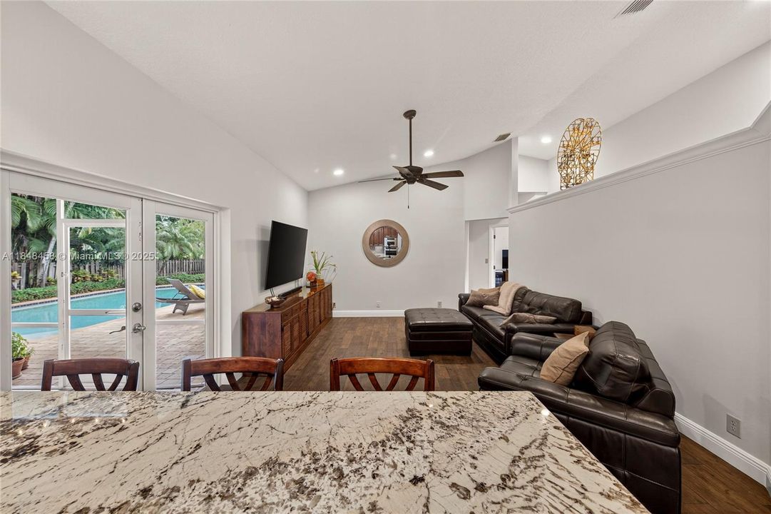 最近售出: $899,900 (4 贝兹, 2 浴室, 2444 平方英尺)