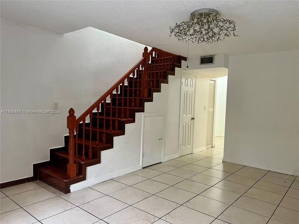 Vendido Recientemente: $307,000 (2 camas, 1 baños, 814 Pies cuadrados)