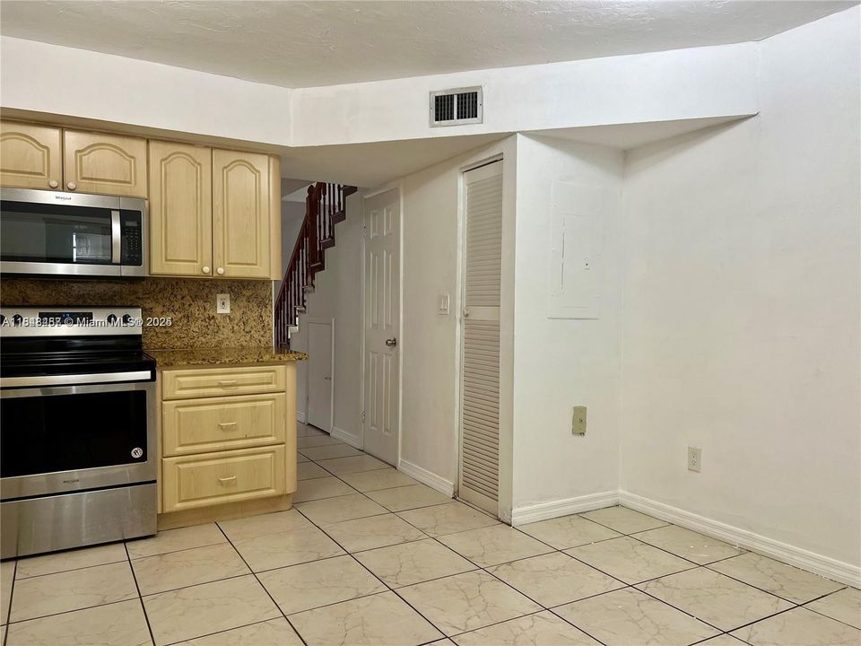 Vendido Recientemente: $307,000 (2 camas, 1 baños, 814 Pies cuadrados)