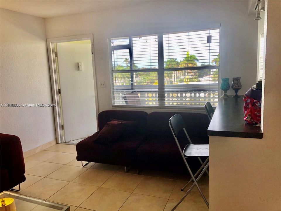 For Sale: $130,000 (1 beds, 1 baths, 597 Square Feet)