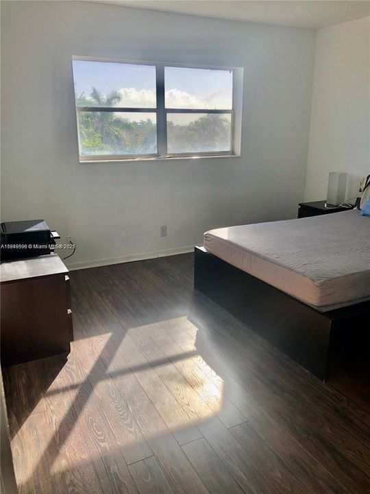 For Sale: $130,000 (1 beds, 1 baths, 597 Square Feet)