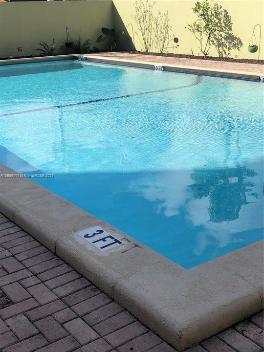 For Sale: $130,000 (1 beds, 1 baths, 597 Square Feet)