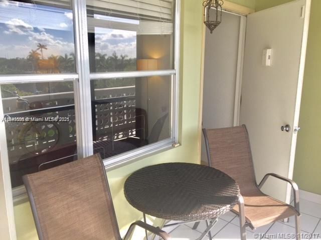 For Sale: $130,000 (1 beds, 1 baths, 597 Square Feet)