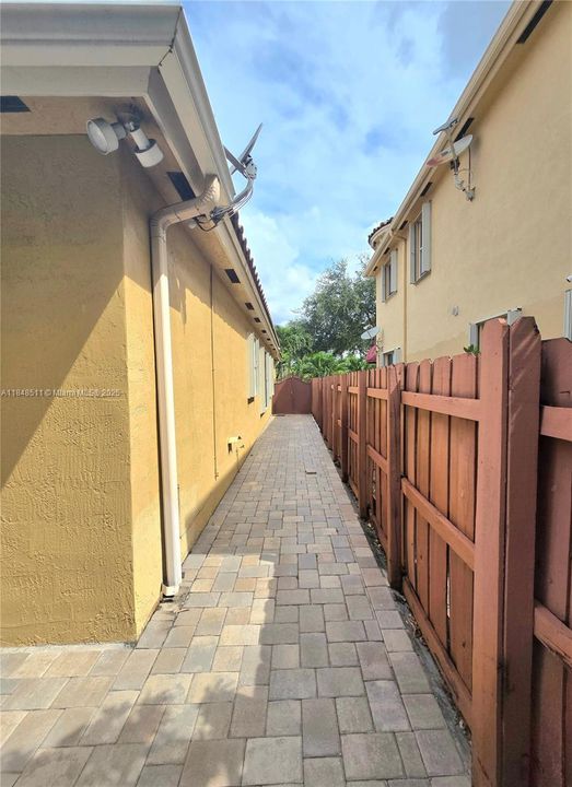 最近租的: $3,500 (4 贝兹, 2 浴室, 2205 平方英尺)