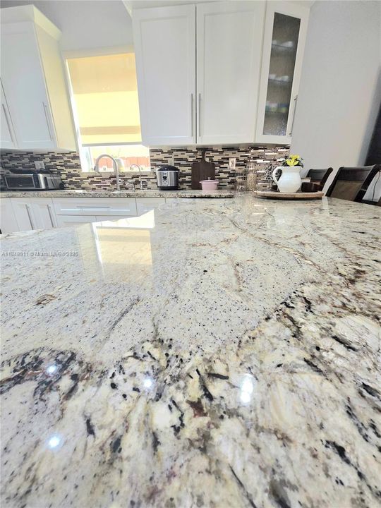 最近租的: $3,500 (4 贝兹, 2 浴室, 2205 平方英尺)