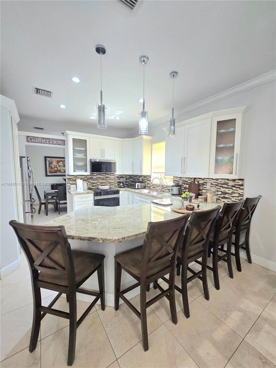 最近租的: $3,500 (4 贝兹, 2 浴室, 2205 平方英尺)