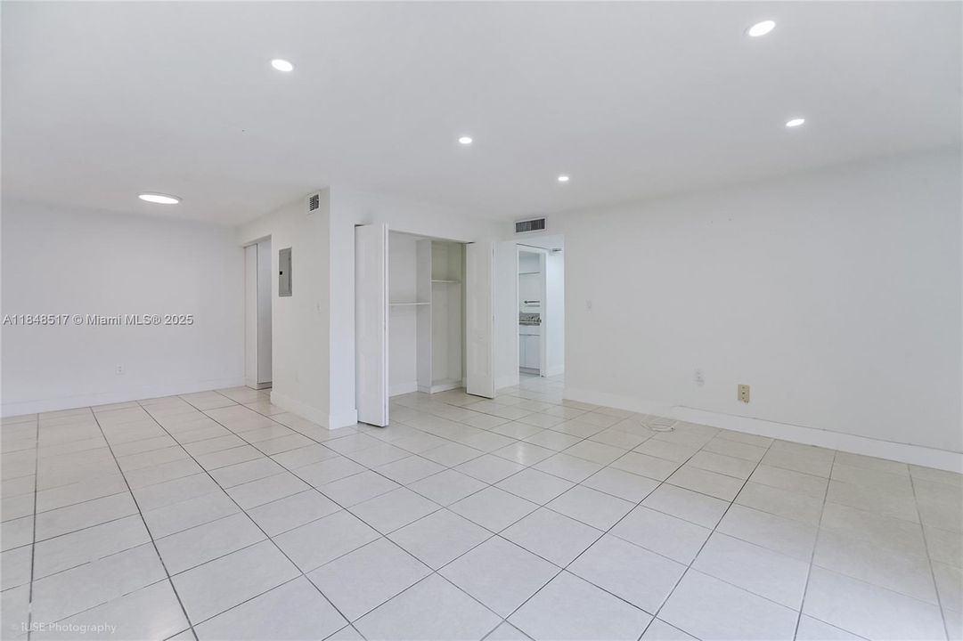 待售: $282,000 (2 贝兹, 1 浴室, 816 平方英尺)